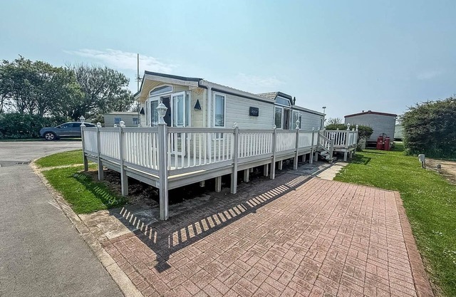 Beautiful caravan with WiFi for hire at Skipsea Sands Holiday Park ref 41098SF