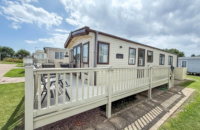 Beautiful caravan with free WiFi at Broadland Sands Holiday Park ref 20292BS