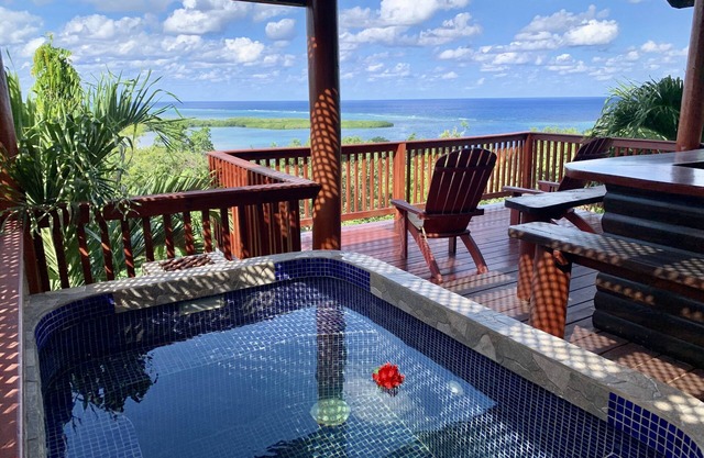 Hermosa casa de estilo caribeño en la cima de una colina con vistas al mar turquesa cerca de la playa