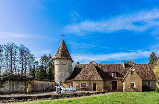 Castillo en le Veurdre cerca de Compostella