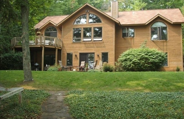 Hermosa casa de cedro en N Lake Leelanau Shore en Leland, Mi