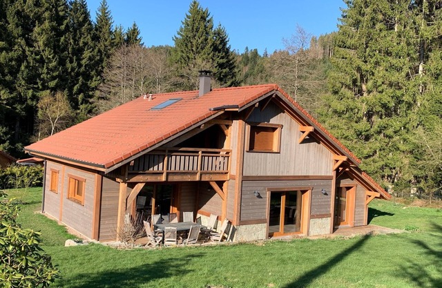 Beautiful chalet (6 to 8 people) bordering the forest near Gérardmer and ski slopes