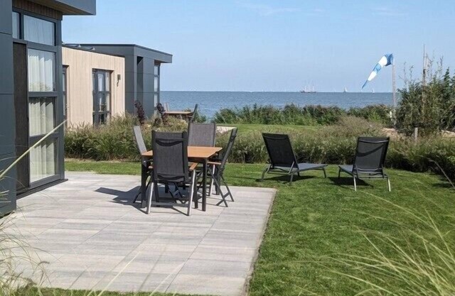 Beautiful chalet "Leuke Plek" with garden on the IJsselmeer