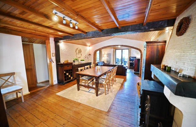 Precioso y acogedor chalet de madera con un precioso gran jardín cerrado