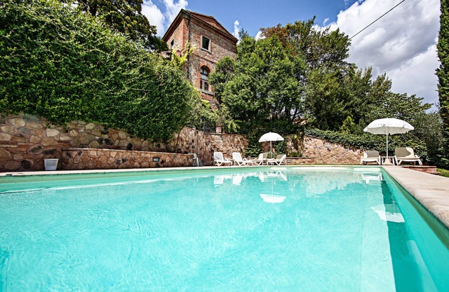 característico apartamento con jardín privado, piscina y aparcamiento