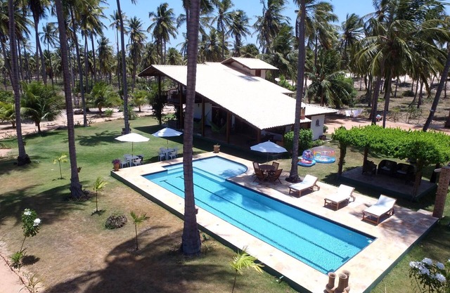 Hermosa casa con encanto con 4 suites con aire acondicionado, piscina, en Guajirú Beach-CE.