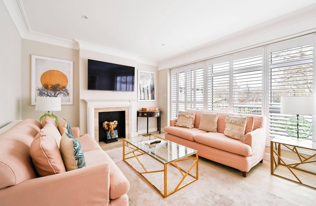 Beautiful Chelsea Townhouse with Private Roof Terrace