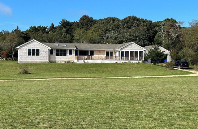 Beautiful newly renovated Chilmark beach house. Pet friendly.