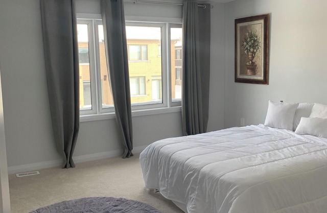 BEAUTIFUL & CLEAN LINDSAY TOWNHOME (MINS TO SHOPS)