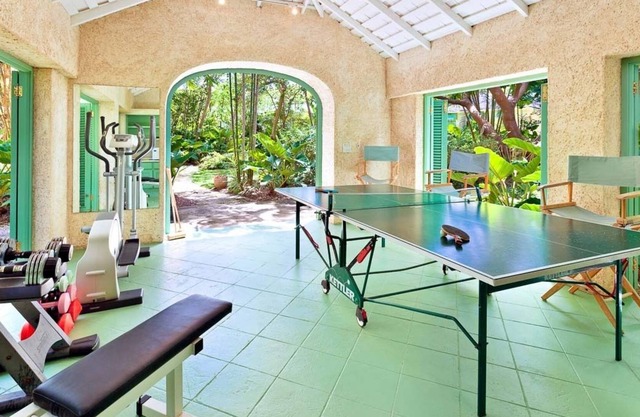 Beautiful Clinketts, Barbados 45-minute drive to BGI airport Beaches