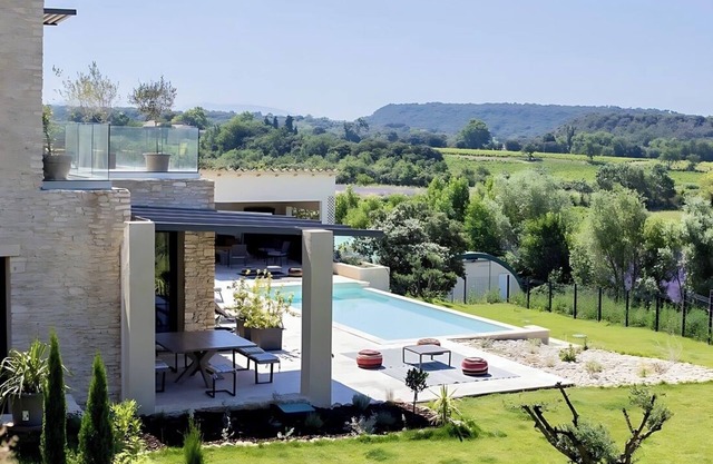 "Beautiful Contemporary House with Infinity Pool and View of Mont Ventoux"