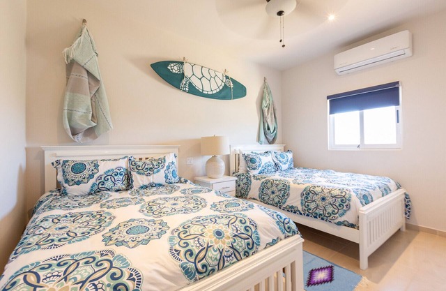 Beautiful condo with private rooftop- 2 min walk from the beach!