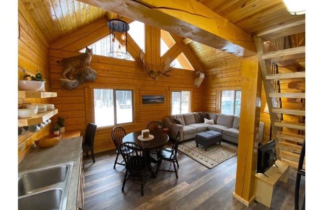 Beautiful Comfy Alaskan Log Home 1