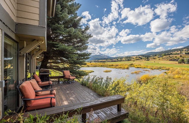 Beautiful condo at Big Sky Golf Course w/community hot tub & fireplace - Creek Front Condo