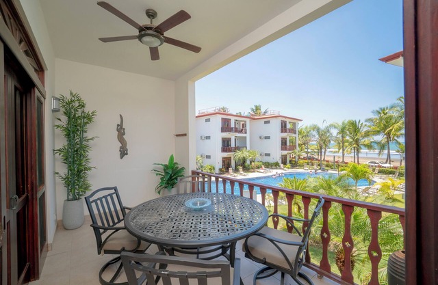 Beautiful Condo garden and pool views, a few steps from Jaco Beach