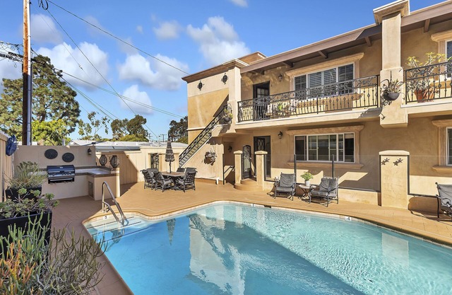Beautiful condo in the heart of CDM just one block from the beach!