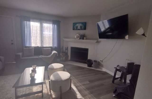 Beautiful condo in south anchorage right by Turnagain Arm and hiking trails!