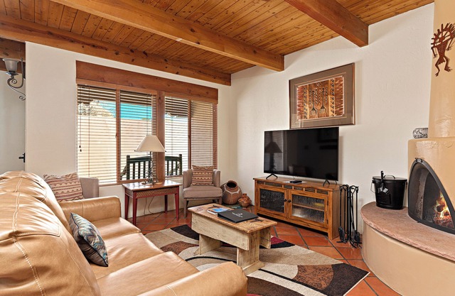 Beautiful Condo Just Blocks From The Plaza, Wood Fireplace + More