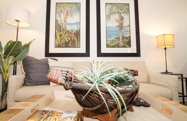 Hermoso condominio ubicado a menos de una milla de la playa y la moderna costa de Belmont.