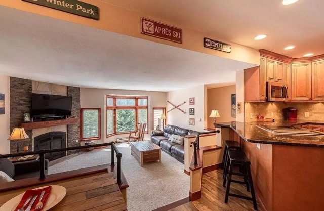 Beautiful Condo - Riverfront-Slopeside-Walk to Resort-On Bus Route