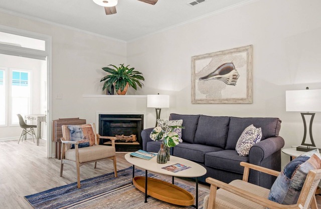 Beautiful condo with pool. 5 minute drive to beach. Sleeps 8. Pet friendly