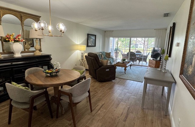 Beautiful condo with golf view in the Meadows Golf Club.