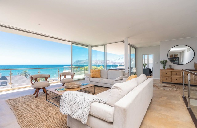Beautiful contemporary 4-bedroom house in Cape Town