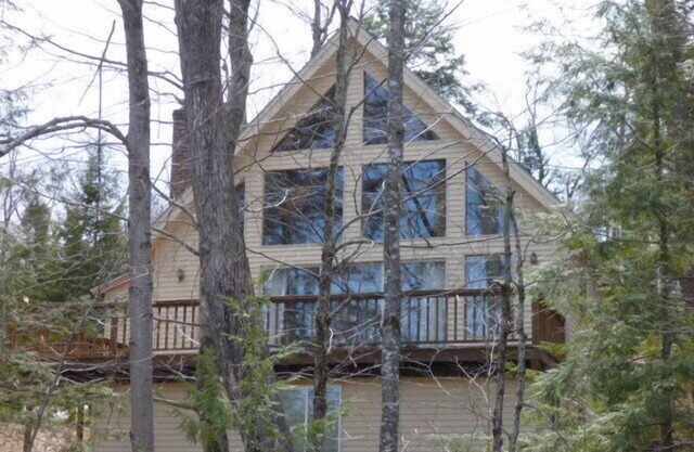 Hermosa casa de cabo contemporáneo en la orilla del lago White Mountains comunidad