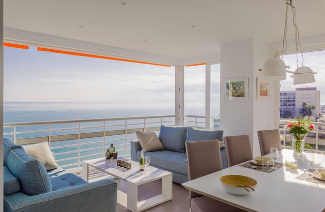 Beautiful corner apartment with spectacular sea views close to beach