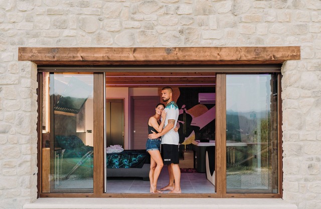 Beautiful cottage, newly built with in-room jacuzzi, and outdoor pool