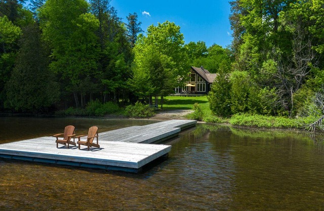 Beautiful cottage on Rebecca Lake * Hot Tub * lakefront * Gazebo