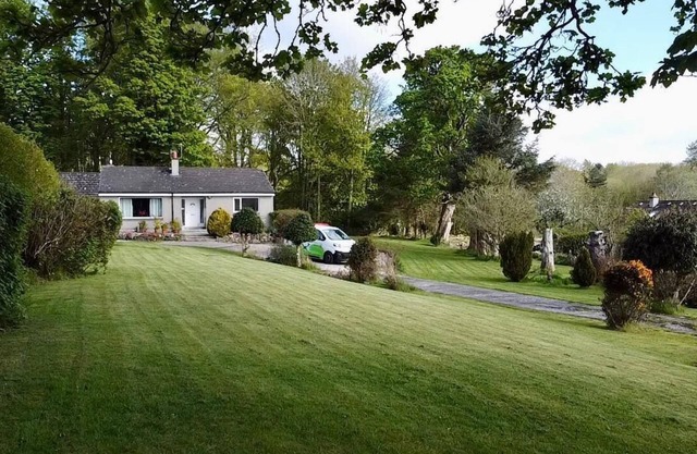 Beautiful cottage in peaceful location w/hot tub. 10mins from centre of Dundee.