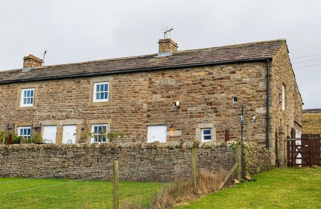 Beautiful cottage with breathtaking views! Sleeps 3 & 1 dog, w/ WiFi & pub nearby!