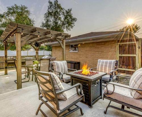 Beautiful Cottage with Hot-tub in Gary, Indiana
