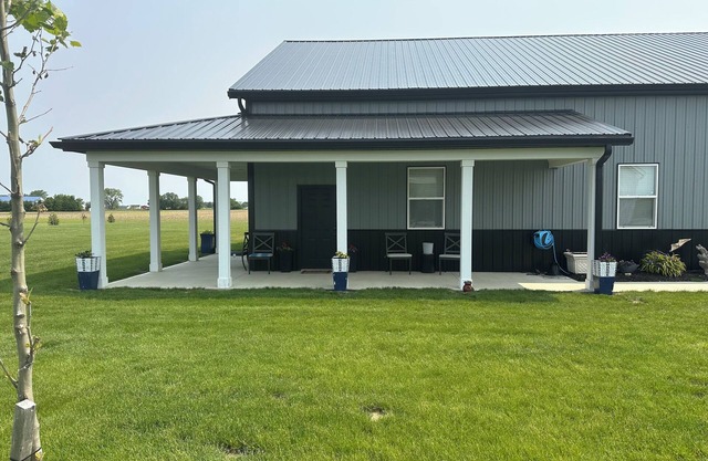 Beautiful Country Setting 1100 Sq. Ft Loft Barn Dominium Apartment all Amenities