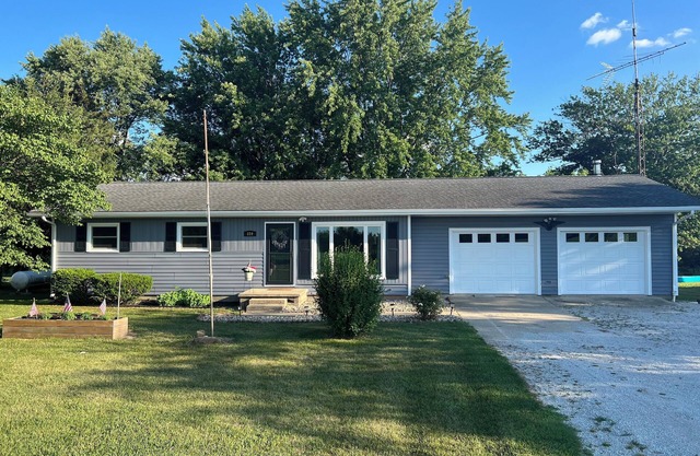 Beautiful country home close to Purdue U.Campfires,screened gazebo for cookouts
