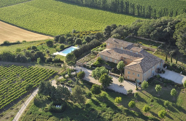 Beautiful country house with swimming pool facing the Colorado Provençal