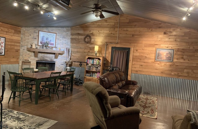 Beautiful Country Shop Home/Cabin