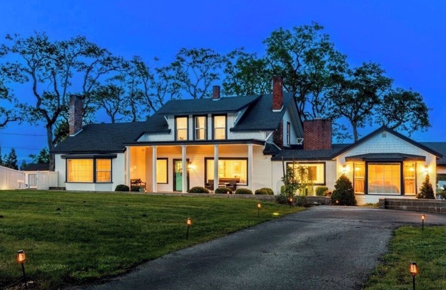 Beautiful Country Home located outside of Jacksonville with pool!
