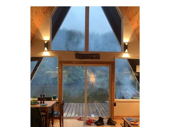 Beautiful, cozy A-Frame cabin right on the Alsea River!!