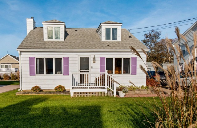 Beautiful Cozy Beach Cottage right across the street from Kelly Beach