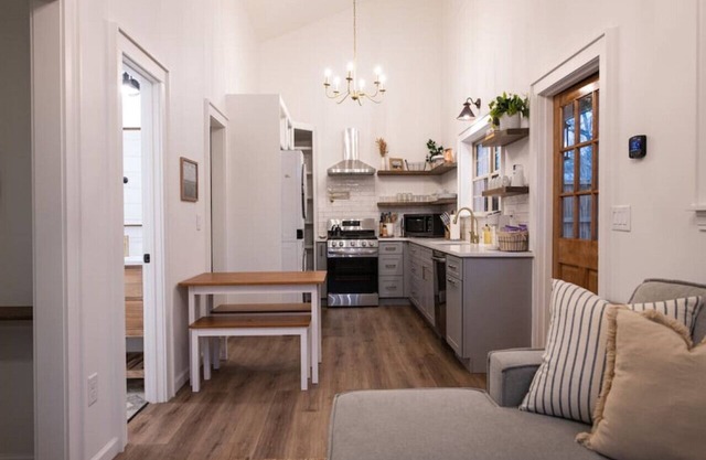 Beautiful "Cozy Cottage" in Downtown Norcross with Chef's Kitchen