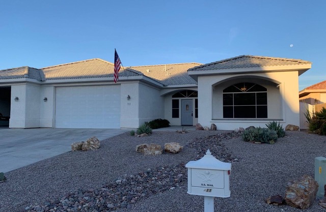 Beautiful, cozy home minutes from Laughlin and the river!!
