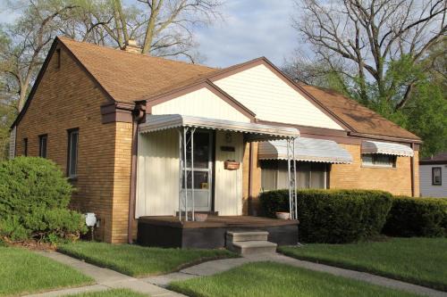 Beautiful, Cozy Stay in Oak Park, Queen Bedroom, Work Setup & Backyard Grill