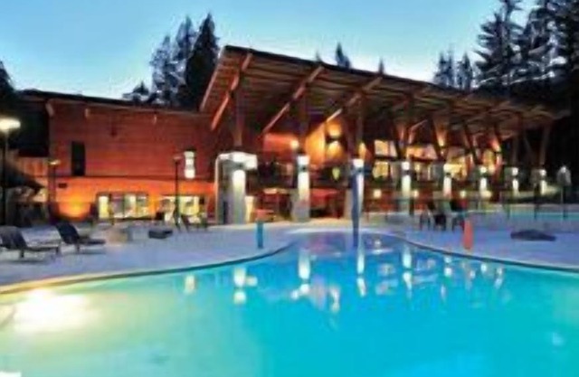 Beautiful Cultus Cabin 2 minutes from lake - sleeps 8!