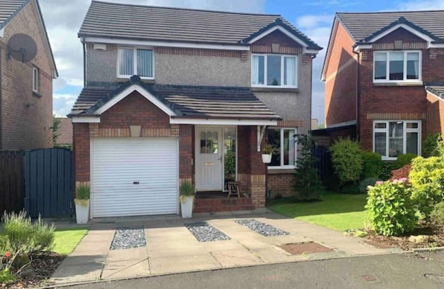Beautiful Detached House With Private Gardens