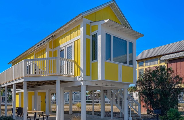 Beautiful, dog-friendly cottage with deck & patio - stroll to Carrabelle Beach