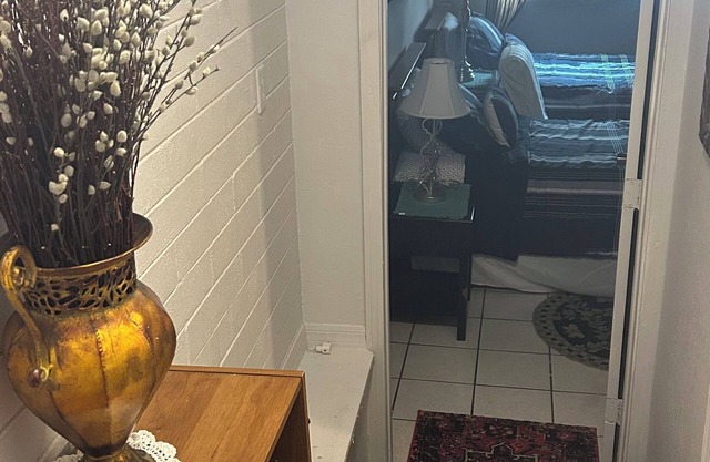 Beautiful downtown 3 bedrooms in a 4 bedroom house in lovely Orlando.Florida!!!
