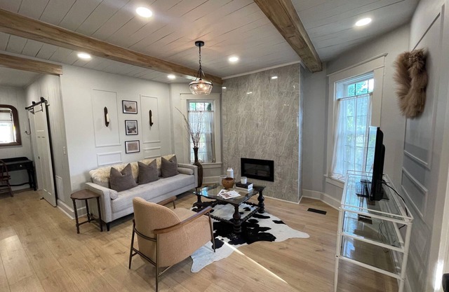 Beautiful Downtown 3bd apartment close to all the good stuff!