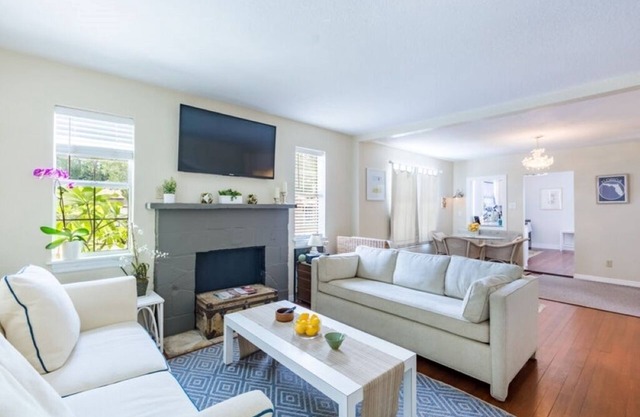 Beautiful Downtown Cottage near Beaches